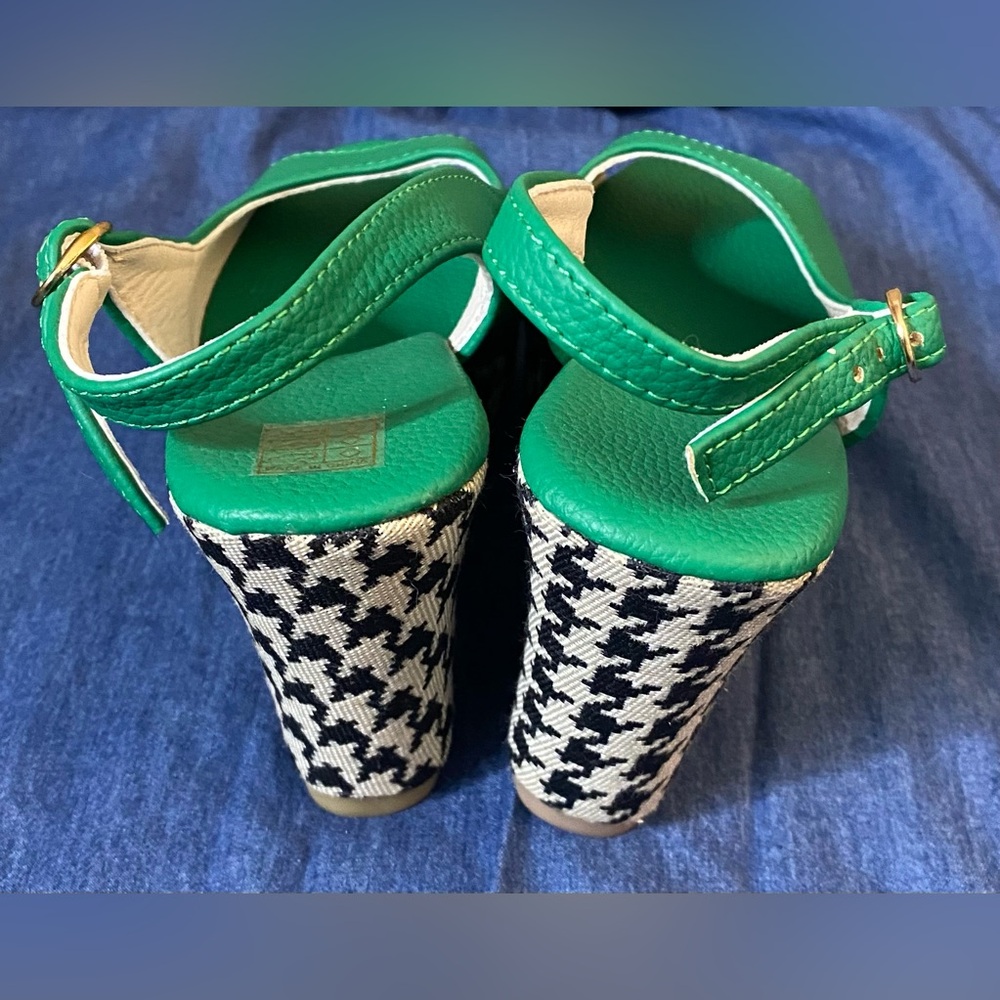 Green open-toe wedge sandals with a black and white houndstooth pattern platform - Picture 5 of 7